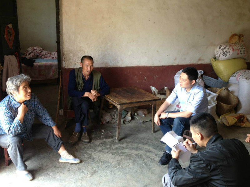 纪委副书记、监察局长龚利刚到贫苦户走访_meitu_1.jpg